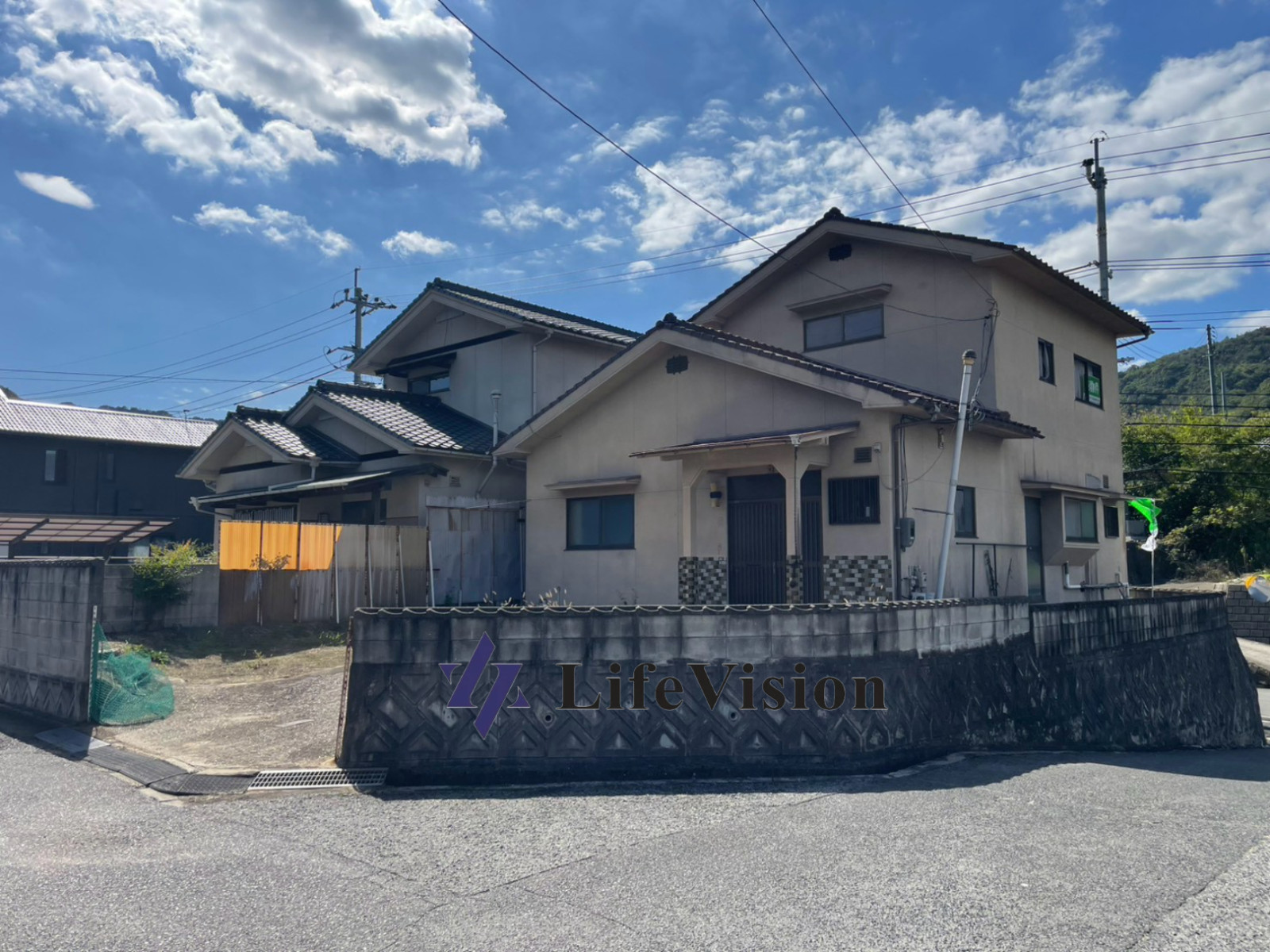 高台の静けさが心地よい、久山田の住まい。